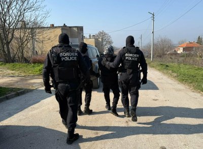 Трима души са обвинени за трафик на мигрантни