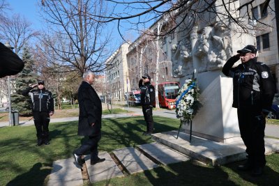 В цялата страна почетоха загиналите полицаи