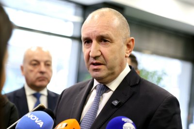 Румен Радев: Правителството да разгледа реалните запаси от петрол, течни горива и газ