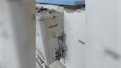 Спорно саниране: Зазидаха външни тела на климатици в блок в Бургас