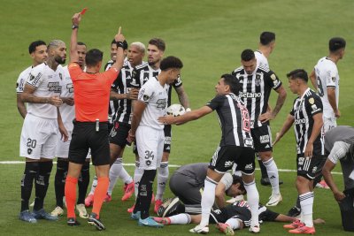 Дербито между Крузейро и Атлетико Минейро в Бразилия завърши с 23 червени картона