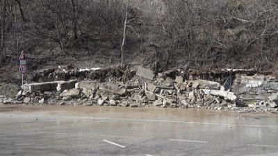 Свлачище затруднява движението в участък от АМ "Марица"