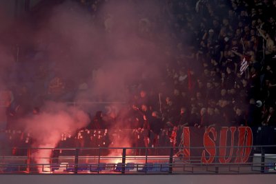 Вратар в Германия пострада, след като бе уцелен с фойерверк по време на мач