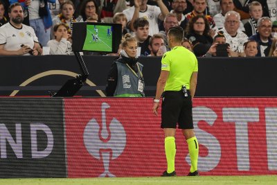 Маскиран фен изключи ВАР монитора в мач от Втора Бундеслига