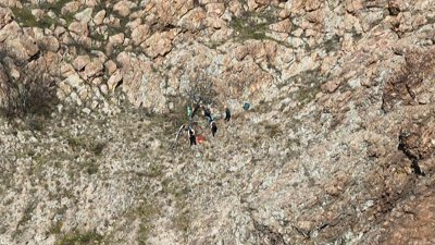 Започна спасителната акция по изваждането на овце от дълбока пропаст в Кърджалийско