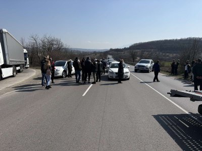"То просто е кошмар, не е път": Протест блокира международното шосе Е-79