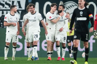 Борусия Мьонхенгладбах се справи със Санкт Паули и се отдалечи от опасната зона