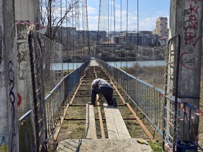 Отнесен от вихъра: Ремонтират пешеходния въжен мост над река Арда (СНИМКИ)