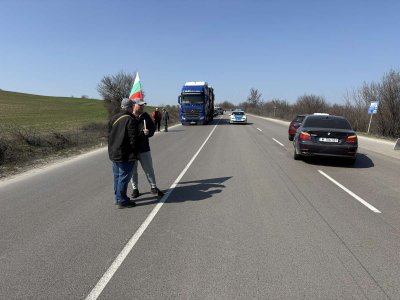 Движението по Е-79 между Монтана и Враца е блокирано в двете посоки край село Крапчене