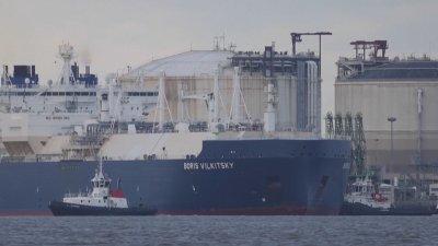 Заради скока на горивата: САЩ позволиха за месец търговия с руски суров петрол и нефтопродукти