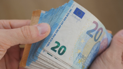 Bulgarians Working Abroad Send Less Money Home, Experts Say