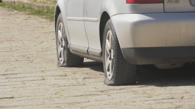 "Заплашил е, че ще запали цялото село": Мъж наряза гумите на 36 автомобила в карловското село Иганово