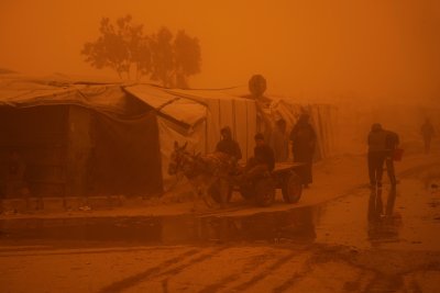 Силна пясъчна буря отнесе палатков лагер в Газа (СНИМКИ)