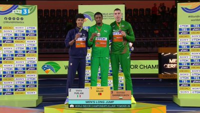 Награждаване на медалистите в скока на дължина на световно първенство по лека атлетика в Торун (Полша)