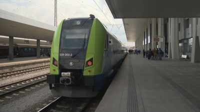 Модернизация на железниците: Представиха първия нов влак, доставен от Чехия