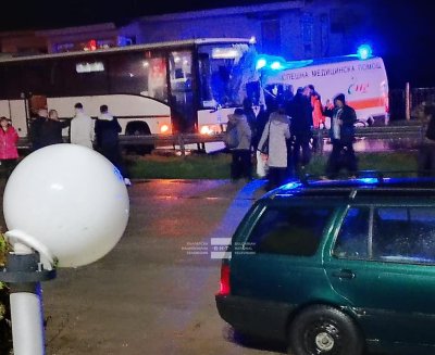 Катастрофа между автобус и линейка затруднява движението по главен път