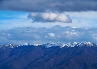 Облачно време с валежи от дъжд, в планините от сняг