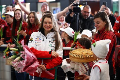 Лора Христова бе посрещната на българска земя от десетки приятели и министъра на младежта и спорта Димитър Илиев