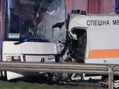 Шофьор на линейка загина при катастрофа с автобус край Велико Търново