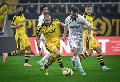 Славия и Ботев Пловдив влизат в директна битка за топ 8 след колебания в последния кръг