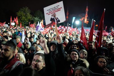 Хиляди се събраха в подкрепа на Имамоглу в навечерието на годишнината от ареста му