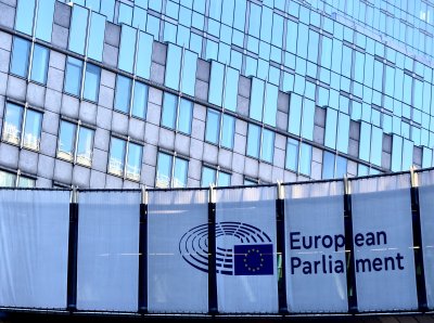 Европарламентът одобри три предпазни клаузи за одобрението на търговското споразумение със САЩ