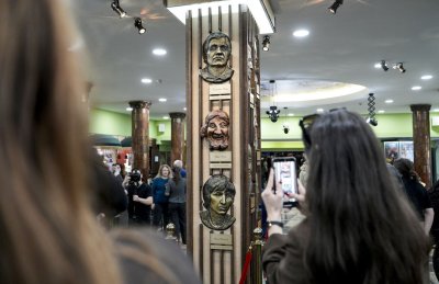 Маски на Катя Паскалева, Константин Коцев и Васил Попов откриха в Сатиричния театър (СНИМКИ)