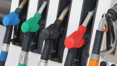 Три поредни дни 1,60 евро за литър дизел: Служебната власт въведе компенсаторната мярка