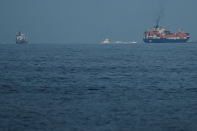 Ефектът на доминото: Какво още преминава през Ормузкия пролив?