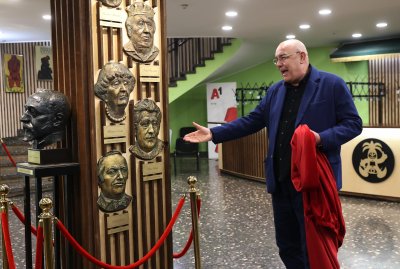 Маски на Катя Паскалева, Константин Коцев и Васил Попов откриха в Сатиричния театър (СНИМКИ)