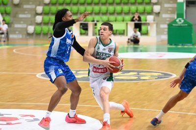 Ботев 2012 удържа Академик