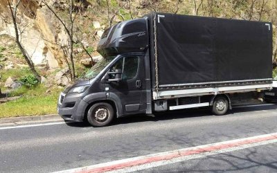 Аварирал лекотоварен камион затрудни движението в Кресненското дефиле