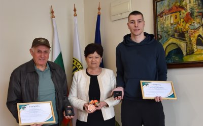 Божидар Саръбоюков и личният му треньор получиха ювелирни златни монети и почетни грамоти от кмета на Харманли