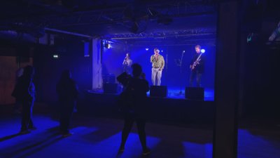 Концерт от турне за над 250 000 евро на Иво Аръков в Париж пред почти празна зала