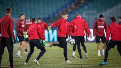 България направи първа тренировка на терен в Индонезия