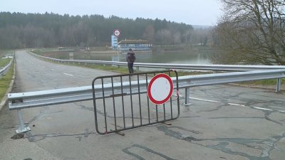 Ремонтът на дигата край село Николово продължава, пътят още е блокиран