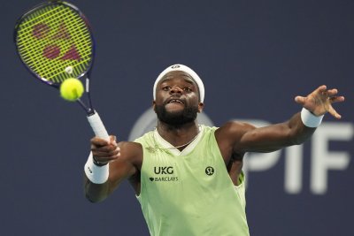 Франсис Тиафо запази шансовете си за нов финал в Хюстън