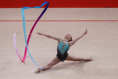 Стилияна Николова и Ева Брезалиева останаха в подножието на медалите на лента на Световната купа по художествена гимнастика в София