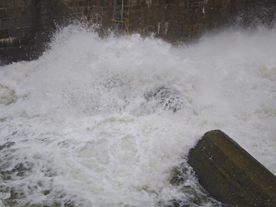 Язовир &bdquo;Александър Стамболийски&ldquo; прелива, няма нанесени щети