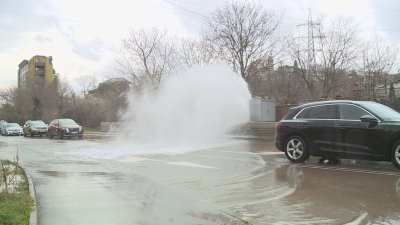 "Гейзер" изненада пътуващите на кръстовището на бул. &bdquo;Христо Смирненски&ldquo; и ул. &bdquo;Мир&ldquo; във Варна