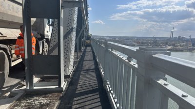 Монтираха реставрирания парапет в затворения за ремонт участък на "Дунав мост" при Русе