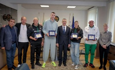 ММС награди Божидар Саръбоюков и Александра Начева с премии за успехите им на световното първенство по лека атлетика в зала