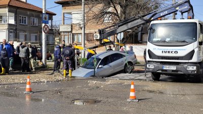 Кола пропадна в дупка от ВиК авария в пловдивския квартал "Столипиново"