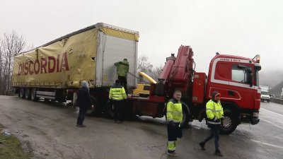 Преобърнат тир затрудни движението на АМ "Хемус"