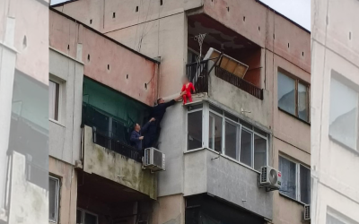 Задържани са родителите на 3-годишното дете, спасено от падане от осмия етаж