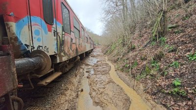 Влак дерайлира между гарите Дъбово и Радунци, няма пострадали