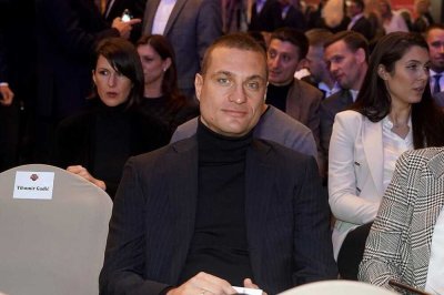 Легендарен бранител идва в София с трофеите на Лига Европа и Лигата на конференциите