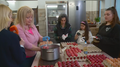 По традиция на Велики четвъртък в Бачковския манастир боядисват 2026 червени яйца за миряните