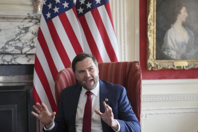 Джей Ди Ванс пристигна в Будапеща за среща с Виктор Орбан