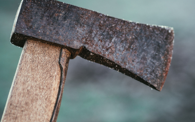 Мъж нападна с брадва своя съседка